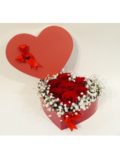 Caixa coração com rosas vermelhas