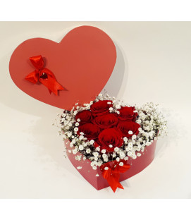 Caixa coração com rosas vermelhas